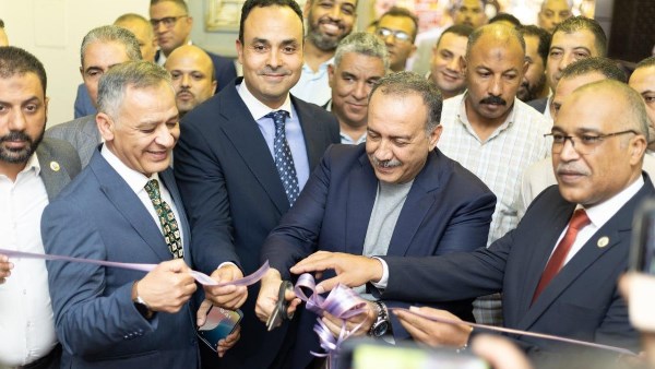 محافظ أسيوط ونقيب العاملين بالبترول يفتتحان معرض المستلزمات المدرسية