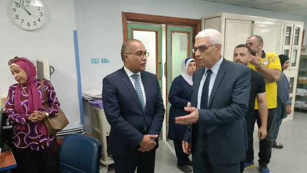 جولة نقيب العاملين بالبترول بالمركز الطبي بالقاهرة 