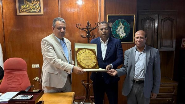 عيد مرسال يهدي درع النقابة لرئيس قطاع الإنتاج بوزارة الزراعة 