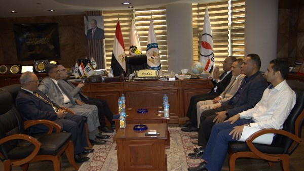 نقيب البترول يلتقي رئيس برج العرب ويتفقان على خطة لتثقيف العاملين بالشركة