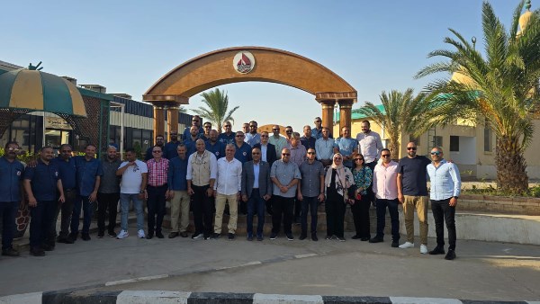 صورة جماعية لوفد العاملين بالبترول وعمال السويس للزيت 