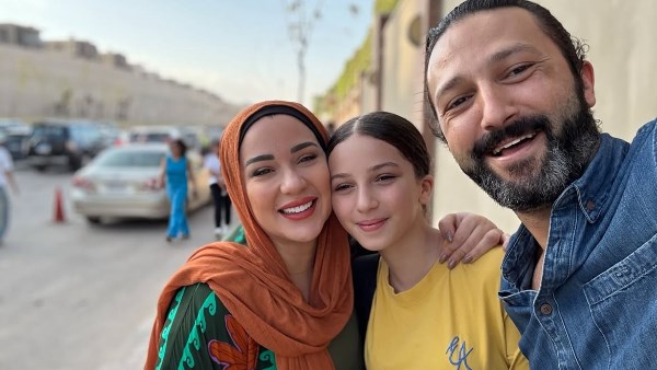 أسما شريف منير بالحجاب مع ابنتها احتفالا بعودة الدراسة