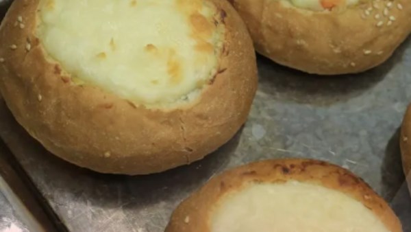 سهلة وسريعة.. طريقة عمل  فطائر  بالخبز والدجاج