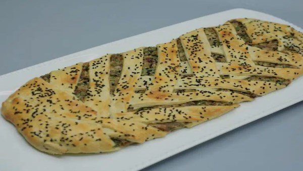 باف بيستري بحشوة الجبنة والبصل المكرمل