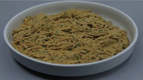مكرونة بصوص السبانخ والسماق