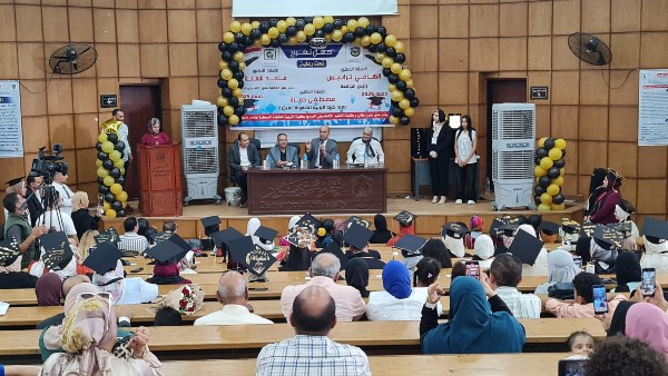 جامعة دمنهور تحتفي بطلاب "التعليم المدمج" 