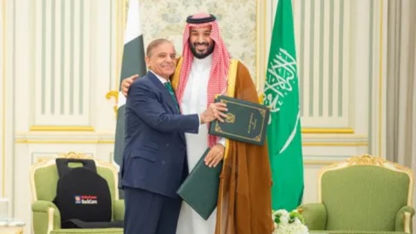 السعودية وباكستان توقعان اتفاقية للدفاع الاستراتيجي المشترك 