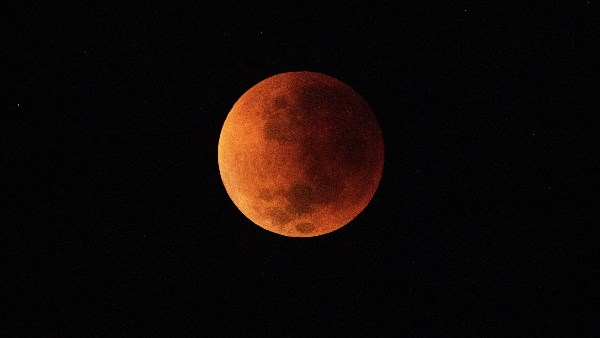 خسوف القمر الدموي
