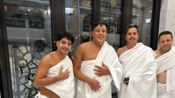 حمو بيكا يؤدى مناسك العمرة