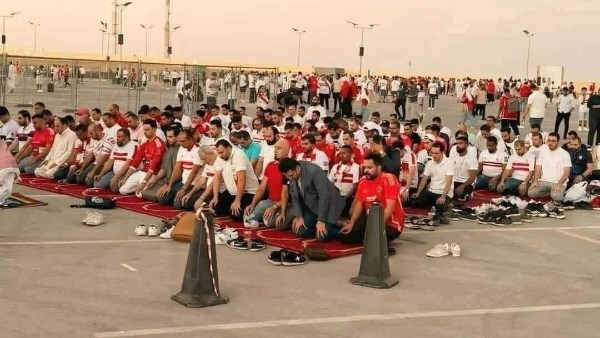 روح رياضية قبل القمة.. جماهير الأهلي والزمالك يصلّون جنبًا إلى جنب