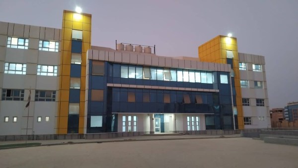 إنارة المدرسة الرسمية للغات بالعاصمة الإدارية