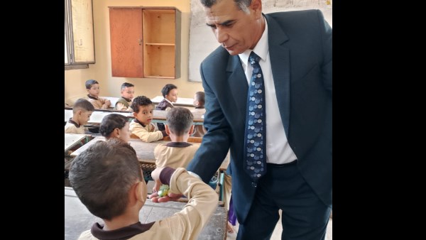 مدير إدارة الخانكة التعليمية يوزع حلوى