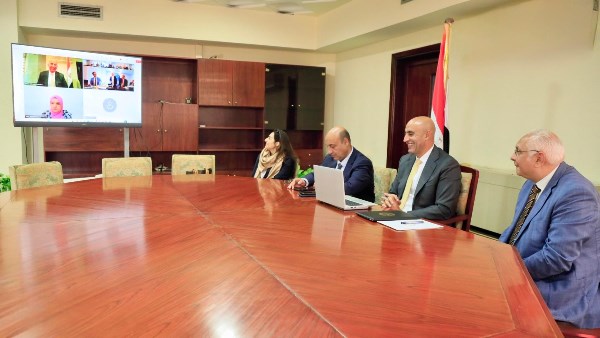 وزير التربية والتعليم مع قيادات وزارته