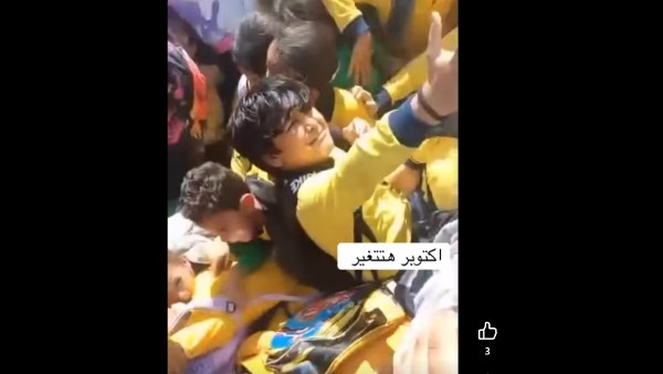 سقوط عدد من الطلاب أثناء تدافعهم للخروج