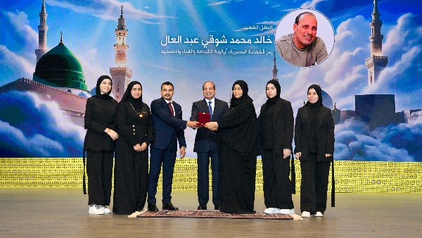الرئيس السيسي يمنح نوط الاستحقاق من الطبقة الأولى لاسم الشهيد خالد شوقي