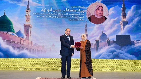 د. رجاء حزين بجوار ابنتها 