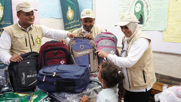 «بيت الزكاة والصدقات» ينتهي من توزيع 300 ألف حقيبة وزىّ مدرسي على الطلاب الأيتام