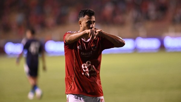 مصدر مقرب من تريزيجيه يكشف حقيقة احتفاله بهدفه في إنبي
