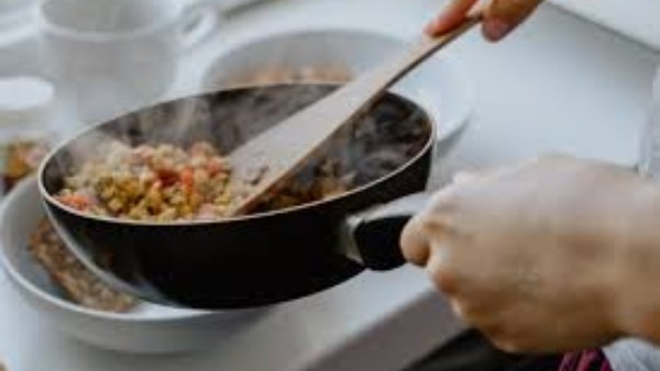 لماذا تعتبر إعادة تسخين الطعام أكثر من مرة خطرًا؟ 