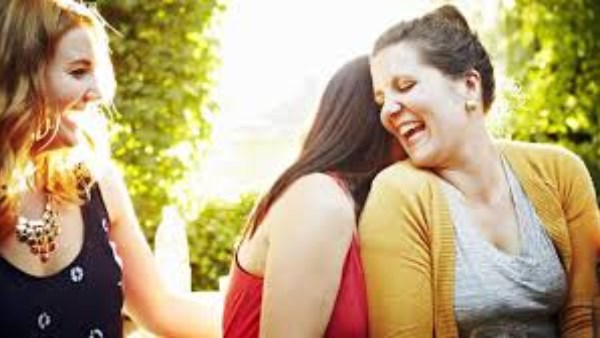 فوائد الضحك للصحة النفسية والجسدية 