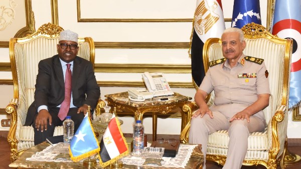 وزير الدفاع والإنتاج الحربى يلتقي نظيره الصومالي لبحث التعاون الثنائي المشترك 