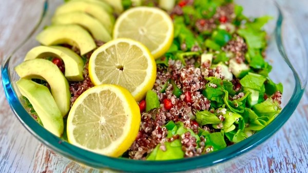 طريقة عمل سلطة الكينوا بالسبانخ والافوكادو