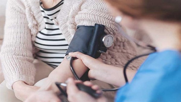 الإسعافات الأولية لهبوط الضغط ..خطوات سريعة تنقذك من الاغماء