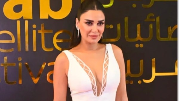  بالابيض الجرئ..سيرين عبد النور تثير الجدل بإطلالتها فى حفل الفضائيات العربية
