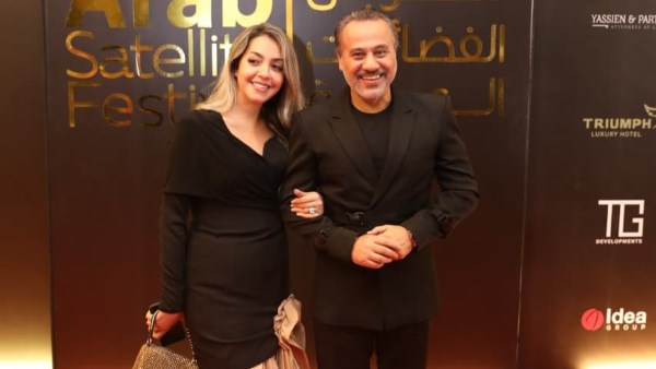 إيهاب فهمي يحتفل مع زوجته مهرجان الفضائيات العربية