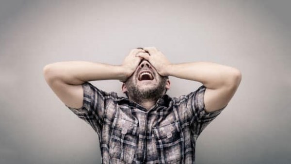ما حكم من لطم خده وشق ملابسه من هول المصيبة؟ وهل عليه كفارة؟.. الإفتاء تجيب