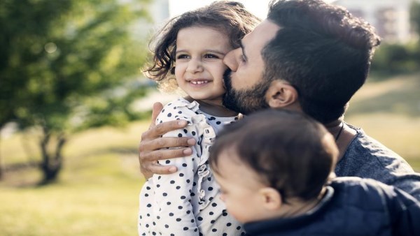 بعد وفاة الأب.. هل للعم دور مع بنات أخيه كلفه الشرع به؟ الأزهر يجيب