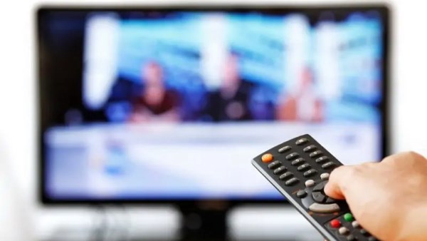 هل يجوز شراء تلفاز من زكاة المال لعائلة فقيرة؟.. الإفتاء تجيب