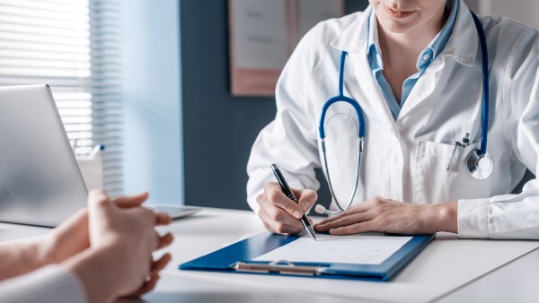 حكم إفشاء الطبيب سر المريض إذا خشي الضرر على الآخرين