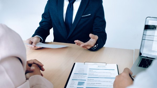 تصرف الموظف فى أموال الشركة بدون إذن أصحابها 