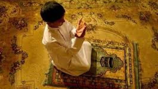 هل تأخير الصلاة بسبب اللعب حرام؟.. أمين الفتوى يجيب