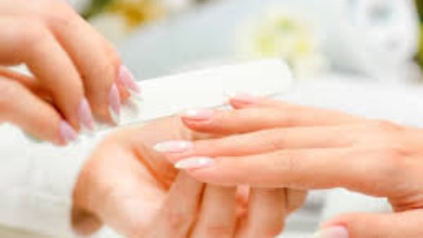 مخاطر صحية تحدث بسبب طلاء جل الأظافر
