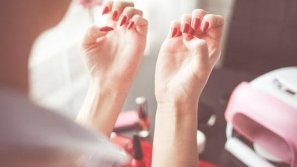 هل تخفي الأظافر الطويلة البكتيريا؟