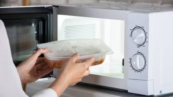 عادات خاطئة يجب تجنبها عند استخدام الميكروويف