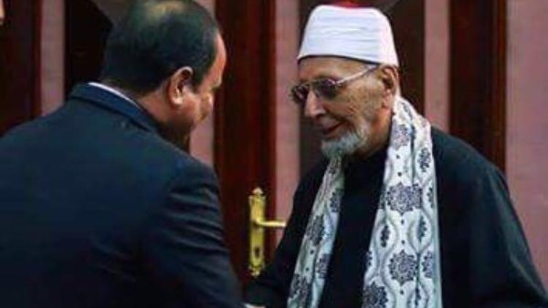 الرئيس السيسي يكرم الشيخ عبد الحكيم عبد اللطيف