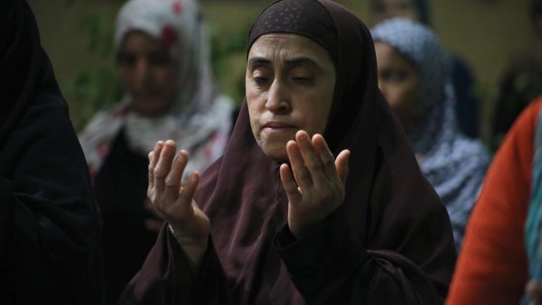 امرأة أثناء الصلاة