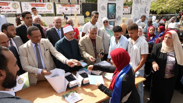 رئيس جامعة الأزهر يستقبل الطلاب الجدد