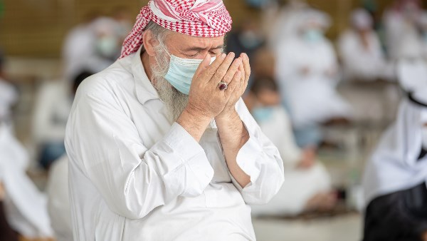مسلم يتوجه إلى الله بالدعاء