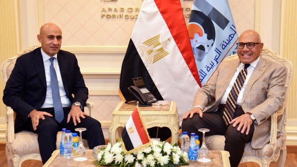اللواء أ.ح مهندس مختار عبداللطيف رئيس الهيئة العربية للتصنيع، مع محمد عبد اللطيف وزير التربية والتعليم