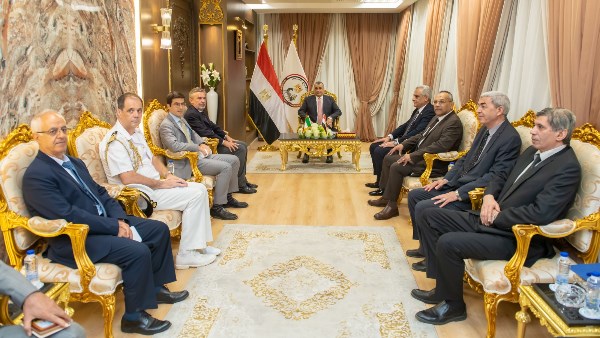 وزير الإنتاج الحربي يبحث مع السفير الإيطالي سبل تعزيز التعاون الصناعي بين مصر وإيطاليا