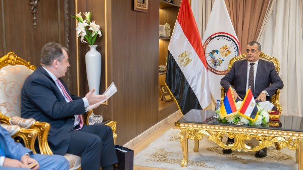 وزير الإنتاج الحربي يبحث التعاون الصناعي مع سفير أرمينيا بالقاهرة