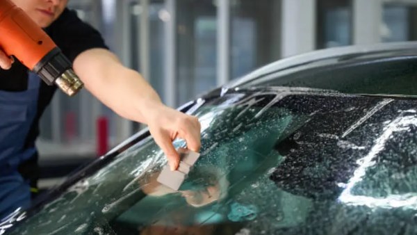 خطوات سهلة لحماية زجاج السيارة من التلف