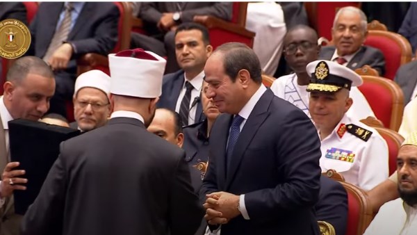 أسامة الأزهري يهدي الرئيس السيسي هدية تذكارية بمناسبة المولد النبوي