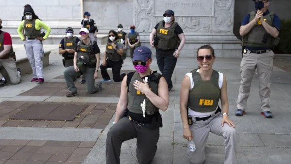 عملاء FBI يتضامنون مع جورج فلويد