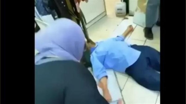 صورة للممرضة المصرية وهي تنقذ مسنا بالكويت 