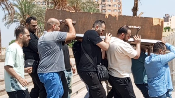 لحظة وصول جثمان الفنان فكري عبد الحميد شبيه عادل إمام